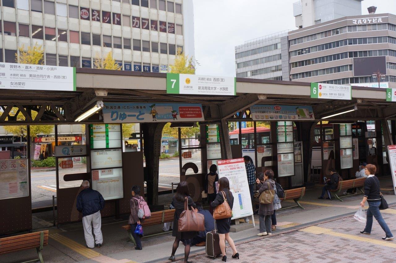 新潟駅前の路線バス乗り場。かなり分かりやすい表示