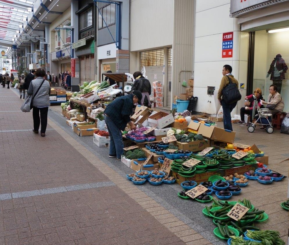 新潟の街中にはまだ市場が残っている。
