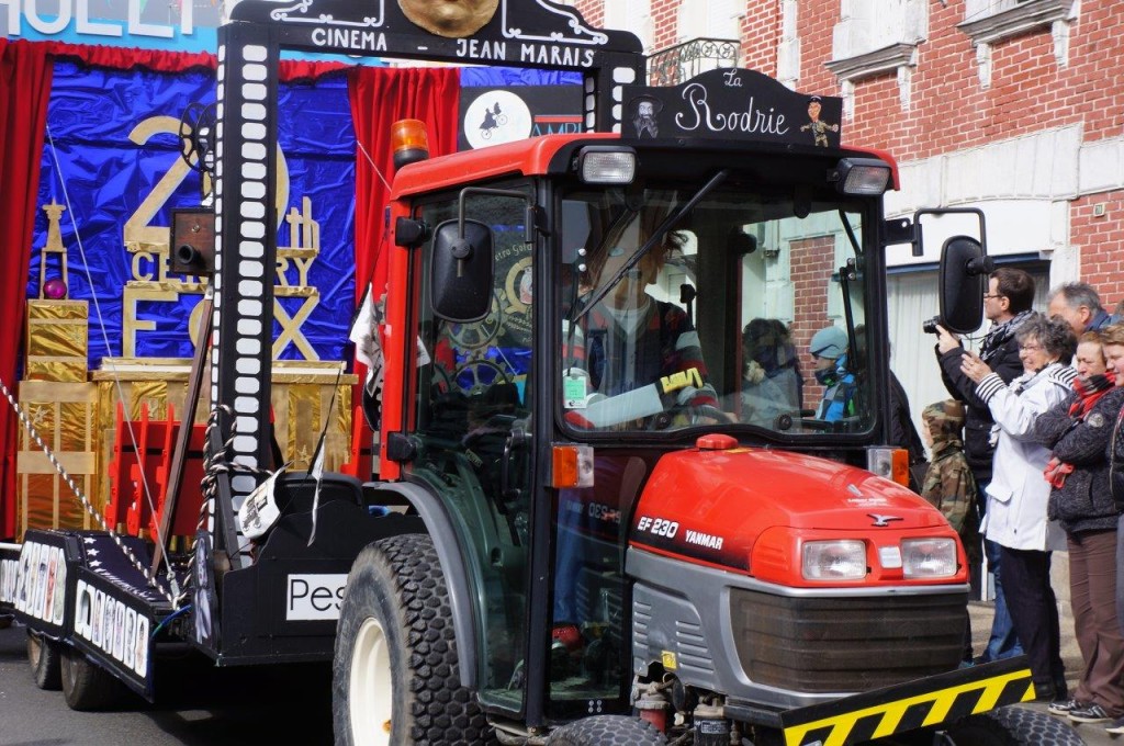 活躍する農業用トラクター。ちなみにフランスでは農業従事者がデモを行う際にも、トラクターを国道や高速道路に出動させ、交通をブロックして世論の関心を惹く。