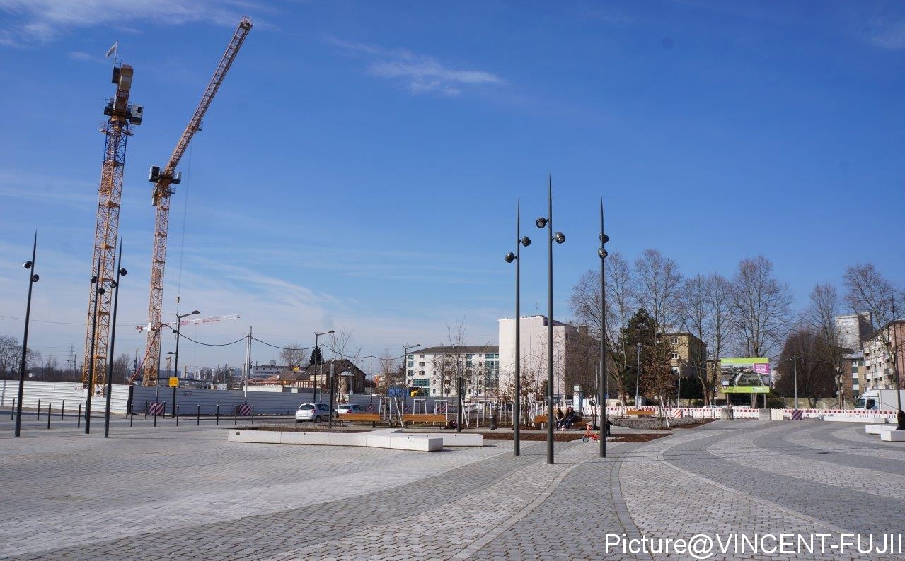 着々と建設が進む「ライン港口駅」前広場　（2015年11月）