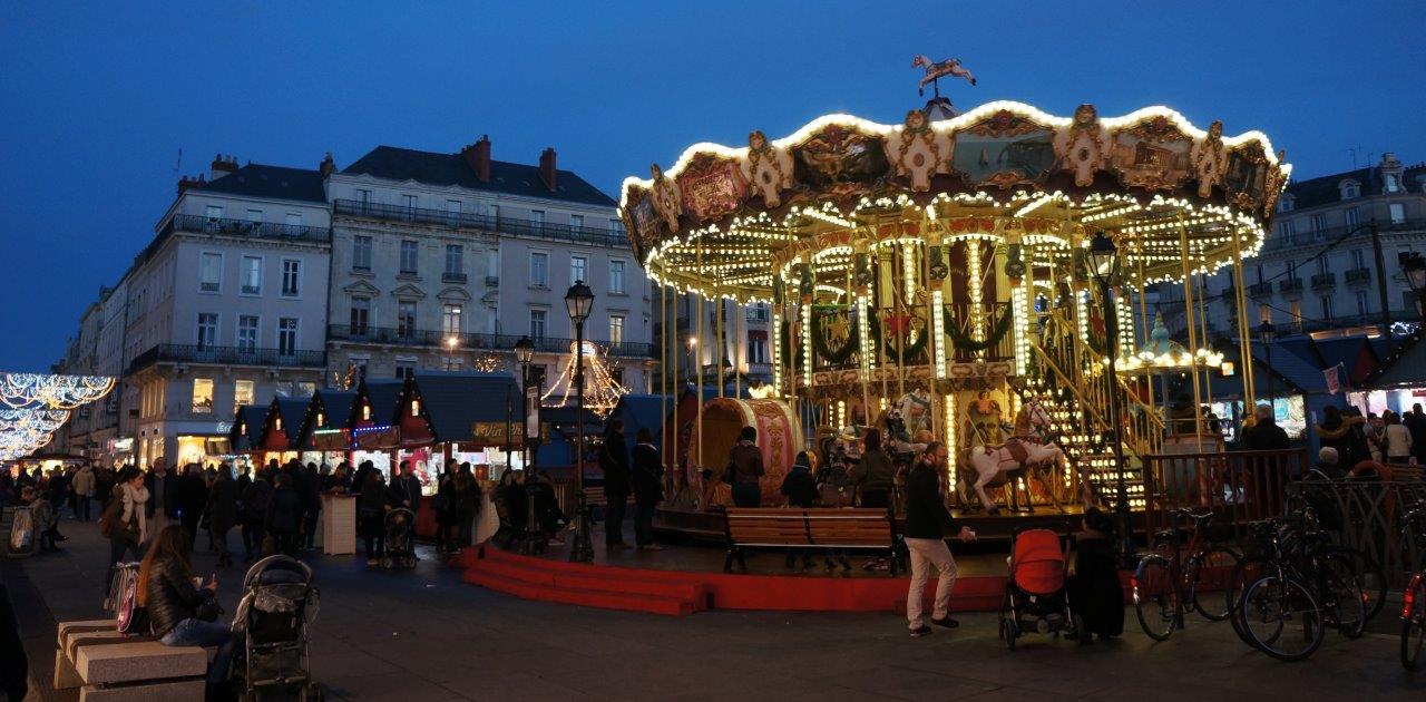 フランスの地方都市に必ずと言っても良いほど、よく見られるメリーゴーランド。子供たちは大好きだ。
