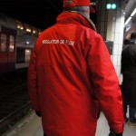 利用者に対するサービスはどんどん向上している。赤いジャンパーの背中には「人の流れの調整役」と書かれているが、観光客が多い駅での案内役である。