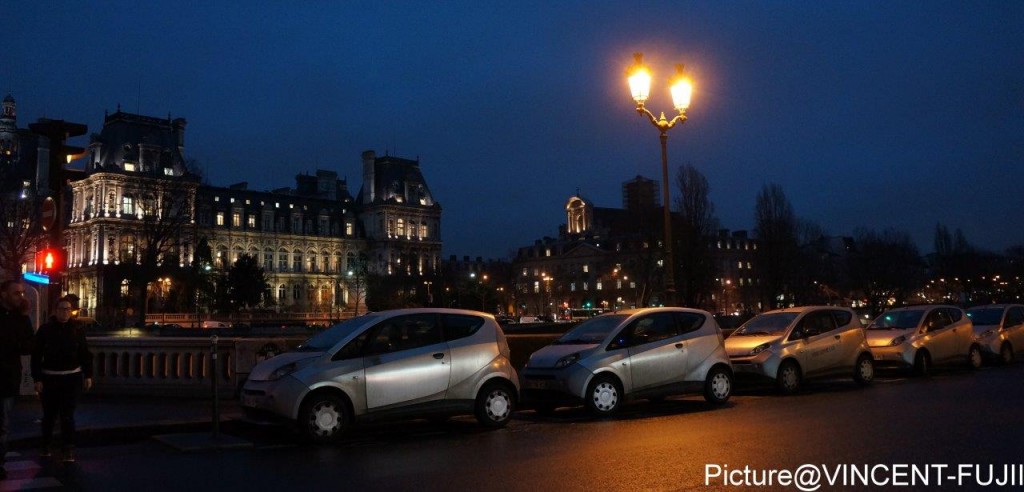 公害日でも運転OK,　駐車料金は無料になる電気自動車。パリ市役所前に並ぶカーシェアリングの電機自動車