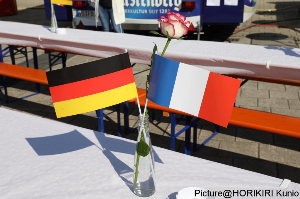 ドイツのケール市の鉄道駅前に設置されたテーブルの飾られたドイツとフランスの国旗。