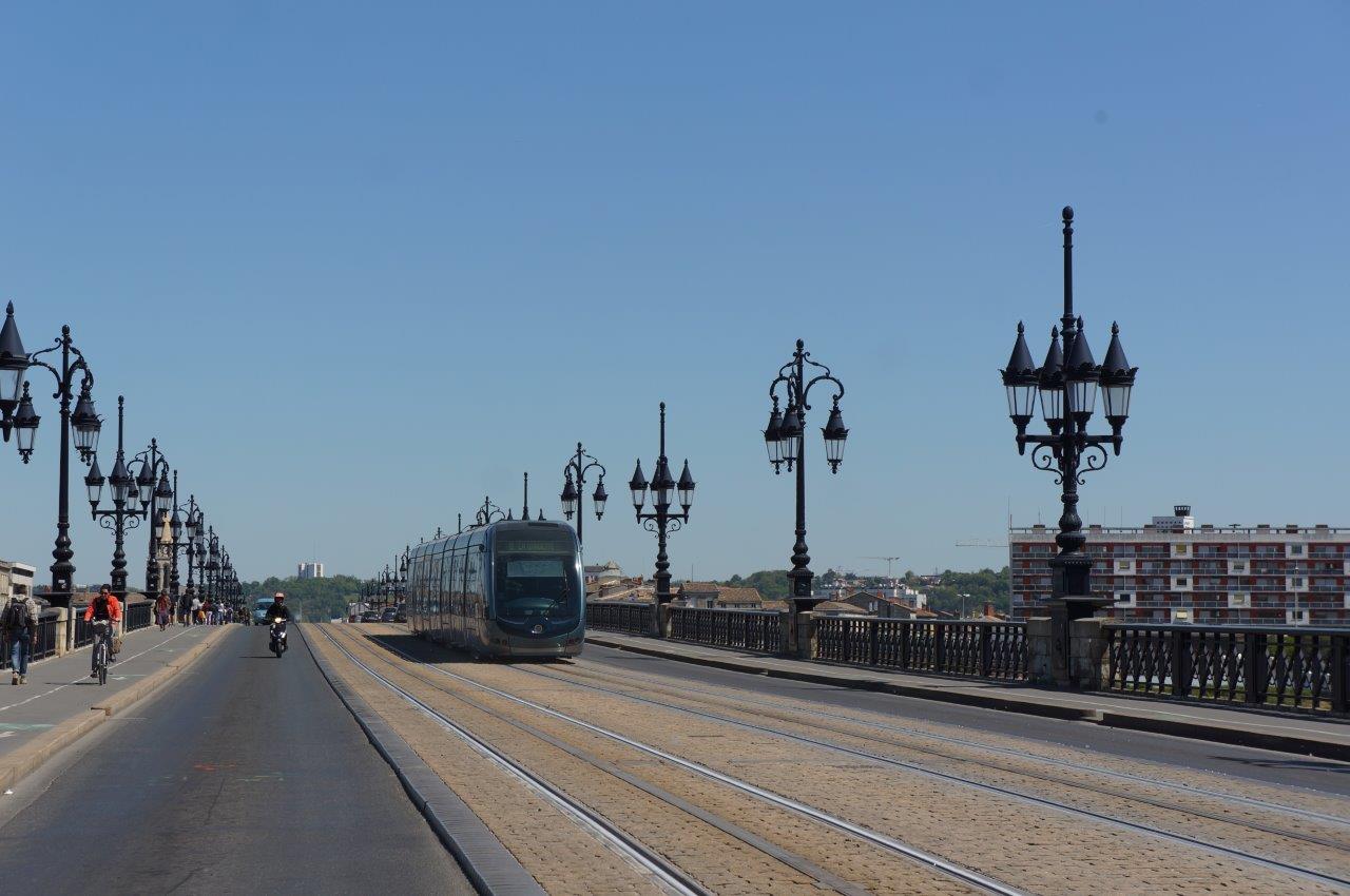 ガロンヌ川を渡る橋の上のB線トラム。架線がないことがこれほど映える景観も少ない。