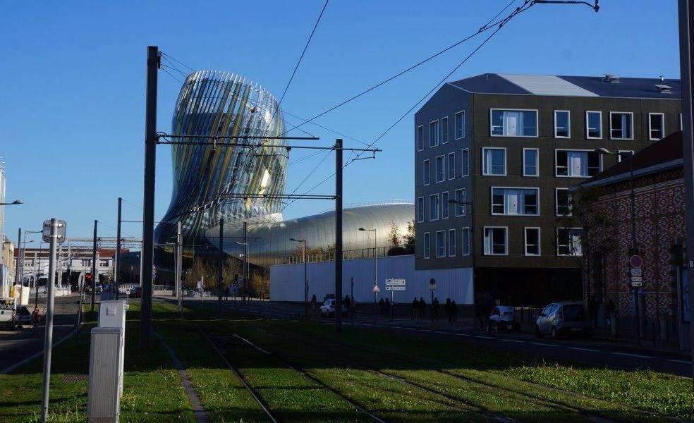 丸い奇抜なデザイン建築物はCITE DU VIN　『ワイン博物館』。同じ名前のLRT電停がある。