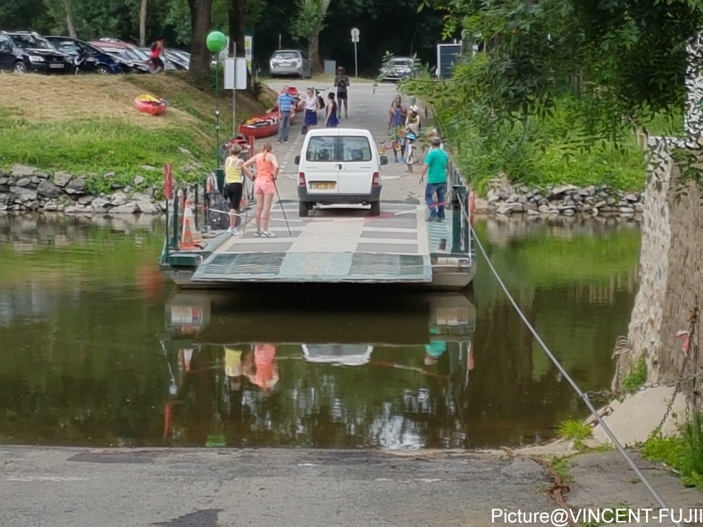 増水すると渡れなくなる橋で、夏の週末だけ、川を渡って中ノ島に市民はピクニックやサイクリングに出かける。
