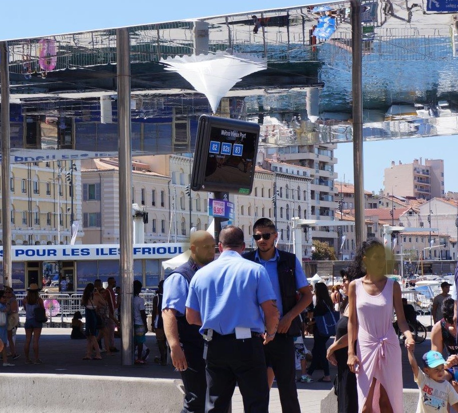 マルセイユのバス停表示は、真っ黒なスクリーンで迫力がある。バス停にいるのは、無賃乗車を取り締まる検札官たち。