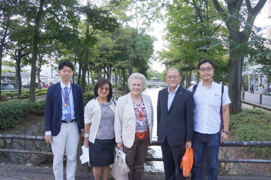 左から岡山市役所の流尾氏、ヴァンソン、トロットマン氏、両備社長の松田氏、岡山大学岩淵教授。10月というのに暑い日でした。